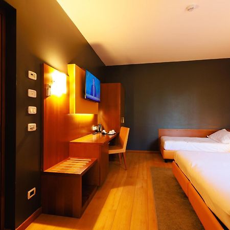 Hotel Villa Delle Rose - Malpensa Oleggio Buitenkant foto
