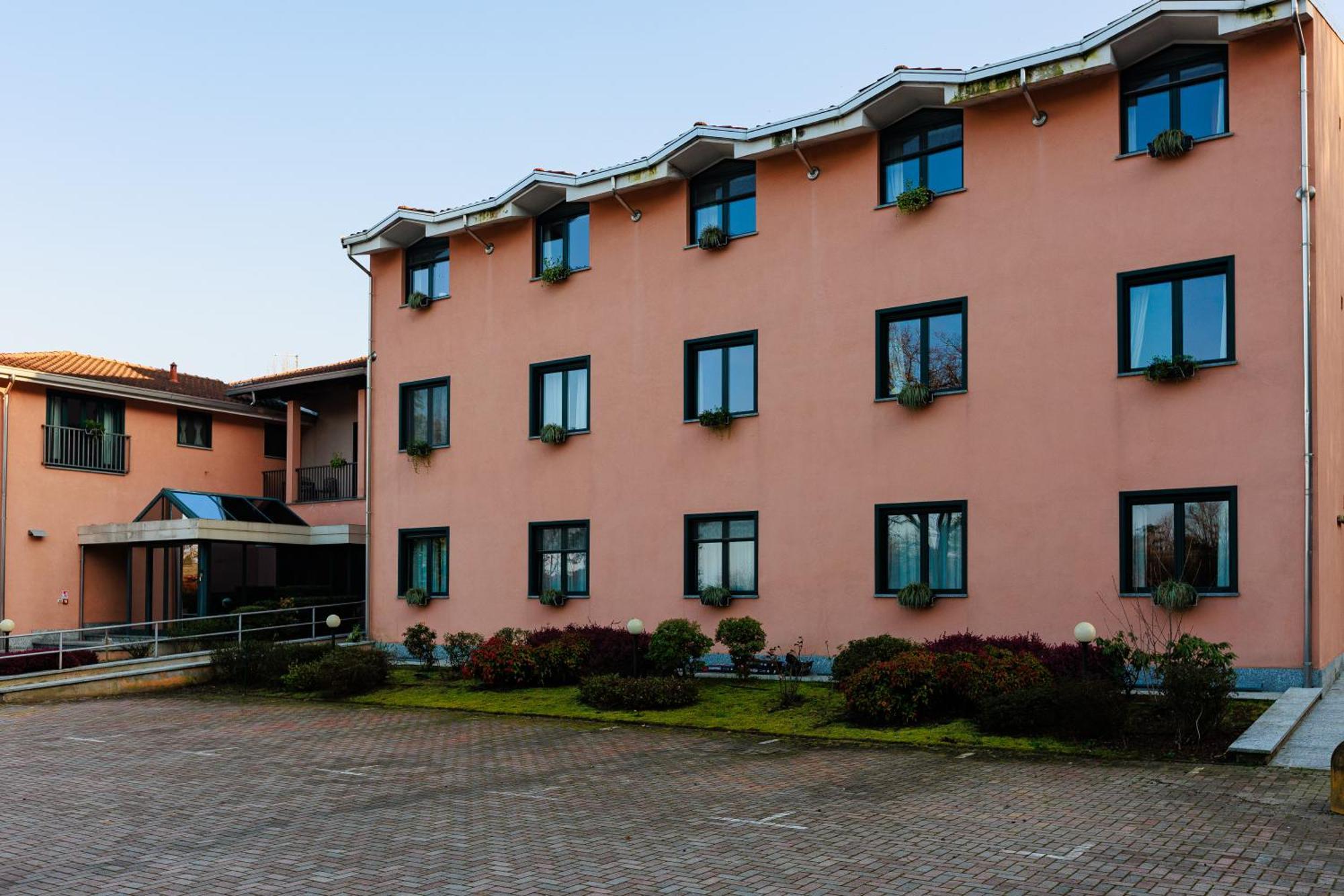 Hotel Villa Delle Rose - Malpensa Oleggio Buitenkant foto