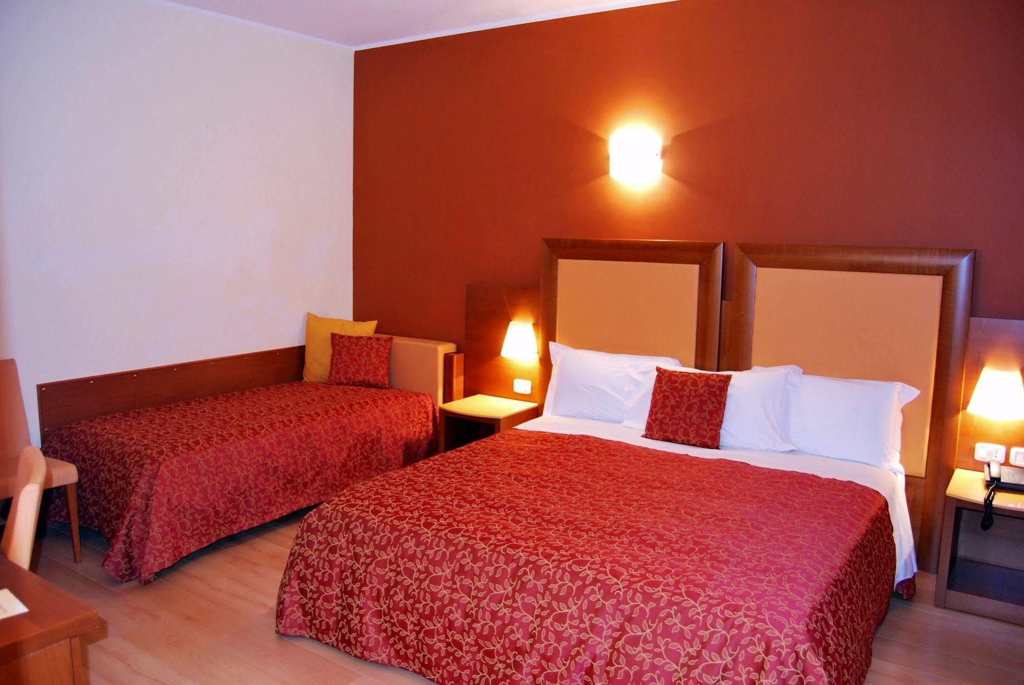 Hotel Villa Delle Rose - Malpensa Oleggio Buitenkant foto