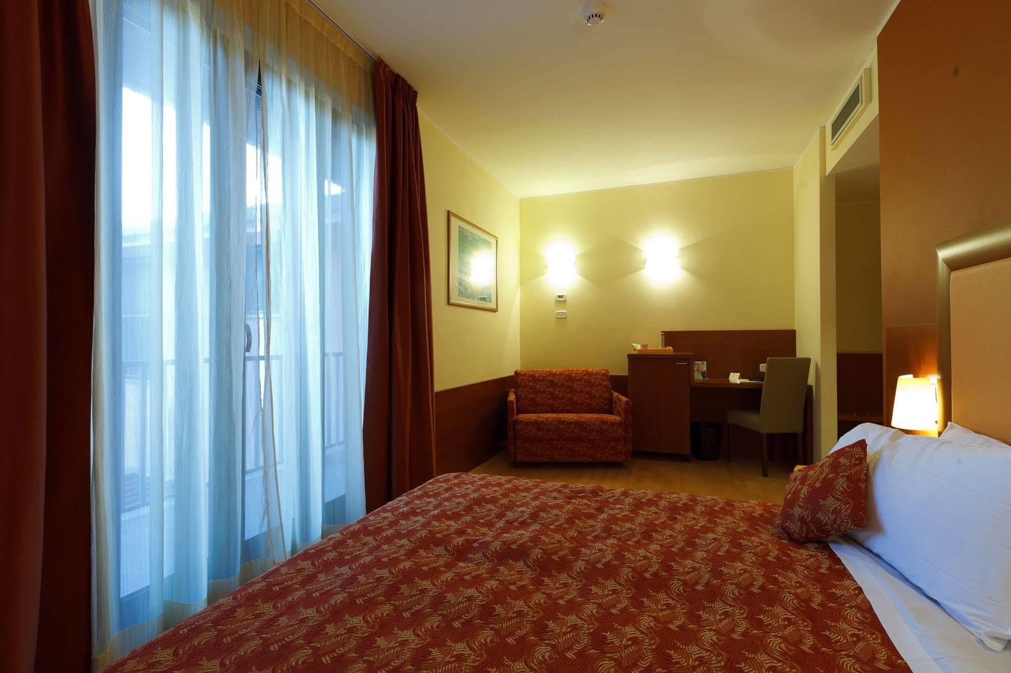 Hotel Villa Delle Rose - Malpensa Oleggio Buitenkant foto