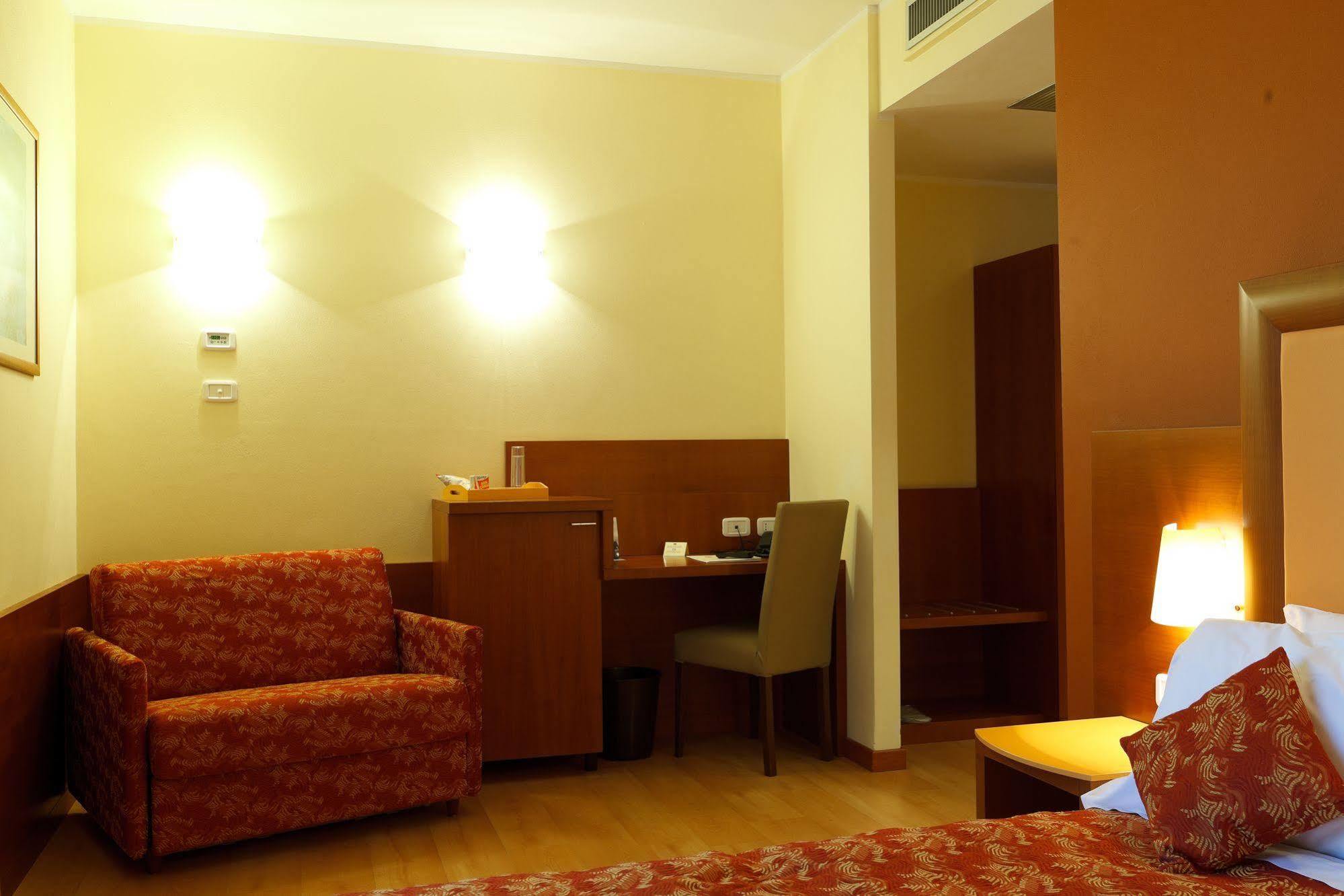 Hotel Villa Delle Rose - Malpensa Oleggio Buitenkant foto